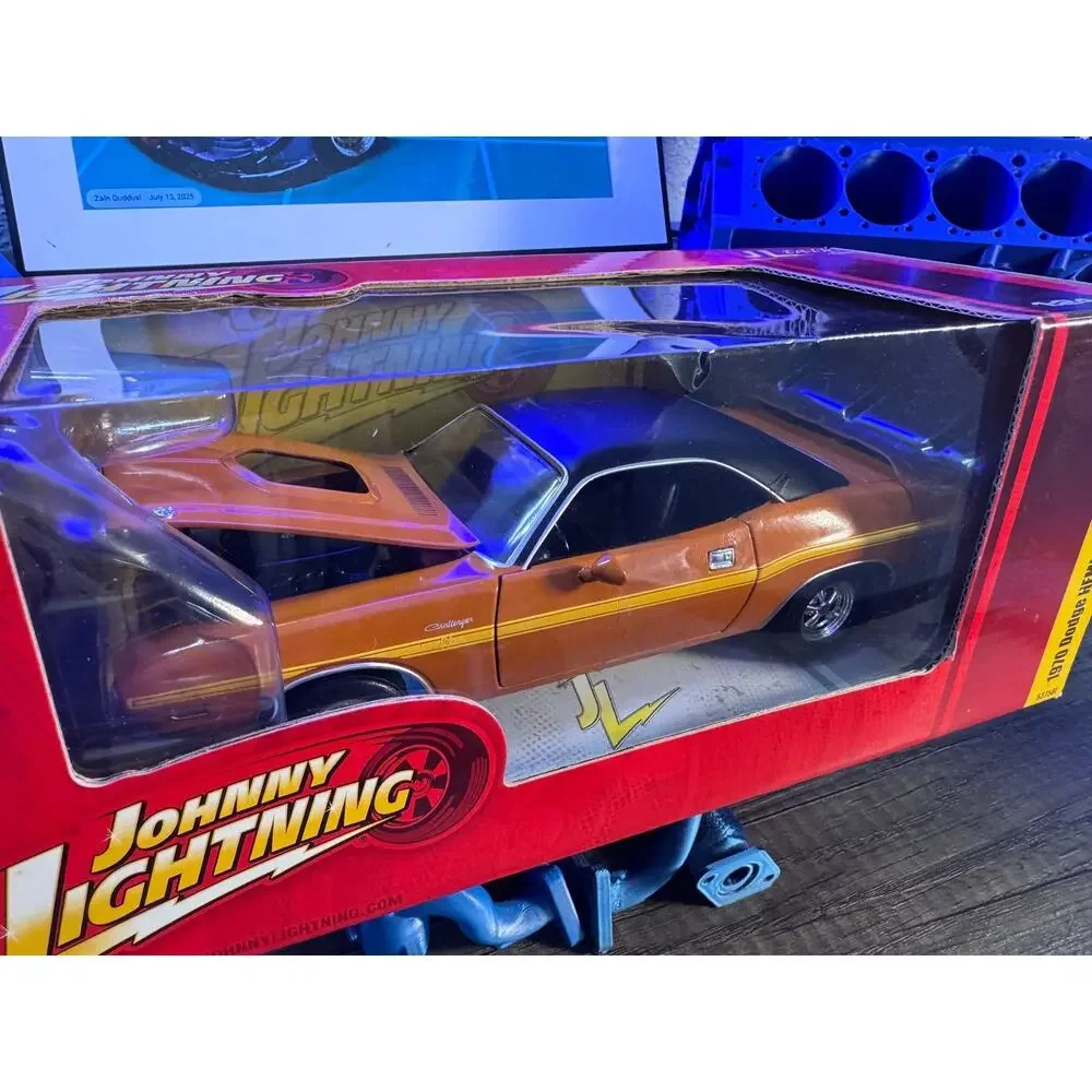 Johnny Lightning 1/24 1970 Dodge Hemi Challenger RT